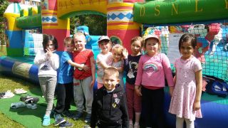 ilustracja do wpisu 
KŁAPOUSZKI - zabawy na dmuchanym placu zabaw